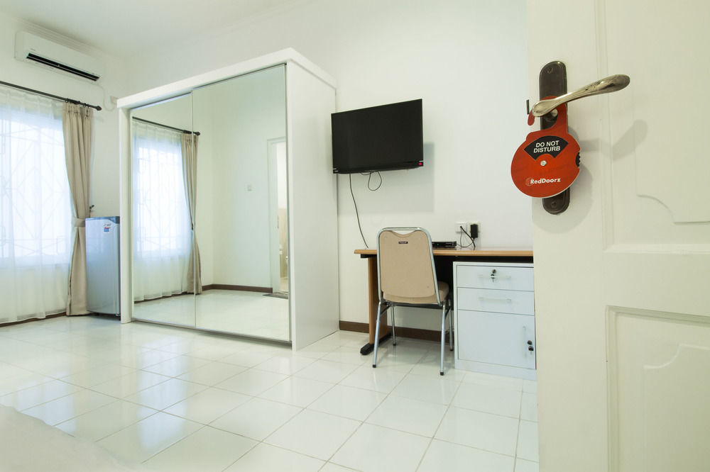 Reddoorz Plus @ Tendean Джакарта Екстер'єр фото