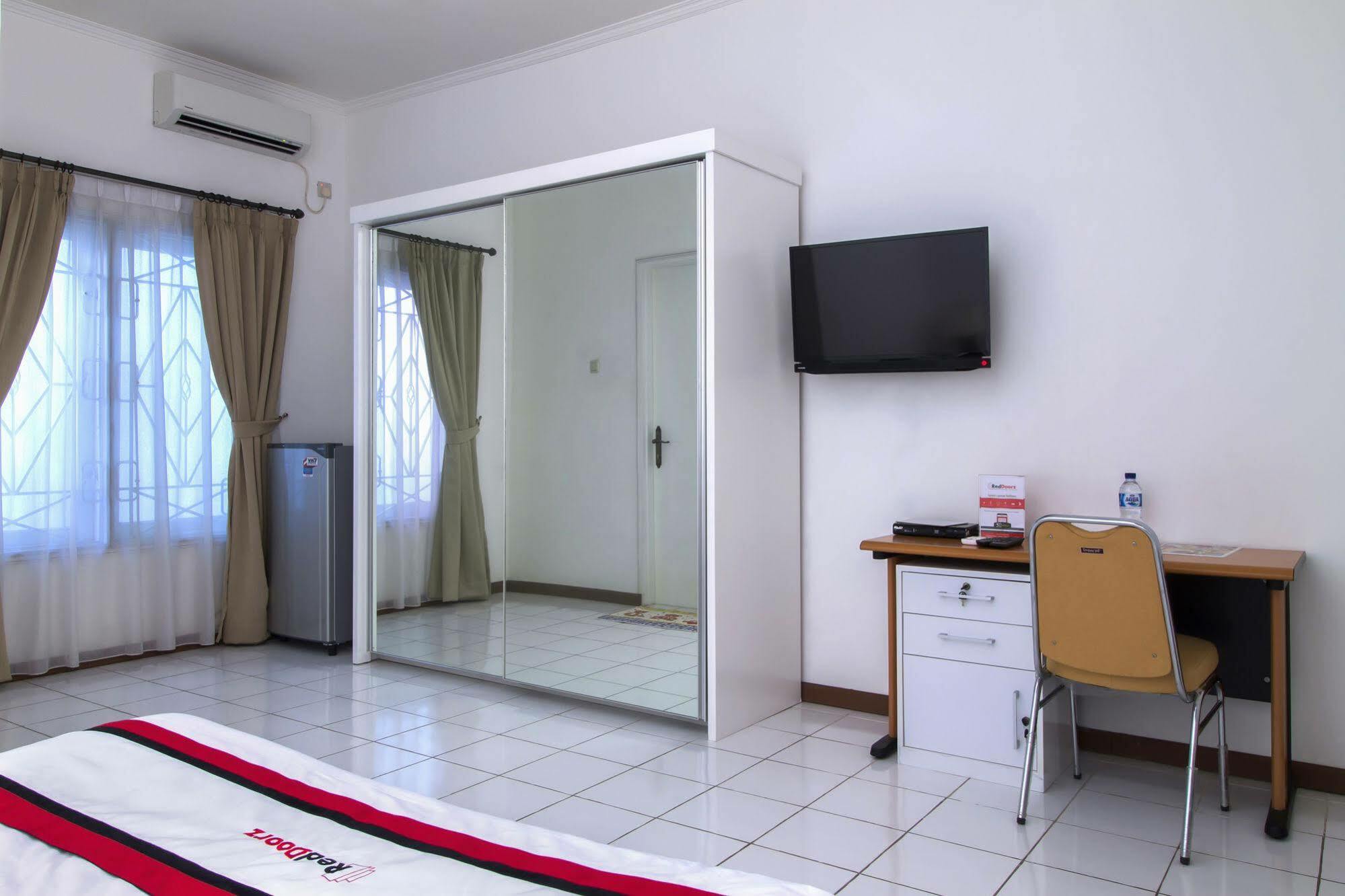 Reddoorz Plus @ Tendean Джакарта Екстер'єр фото