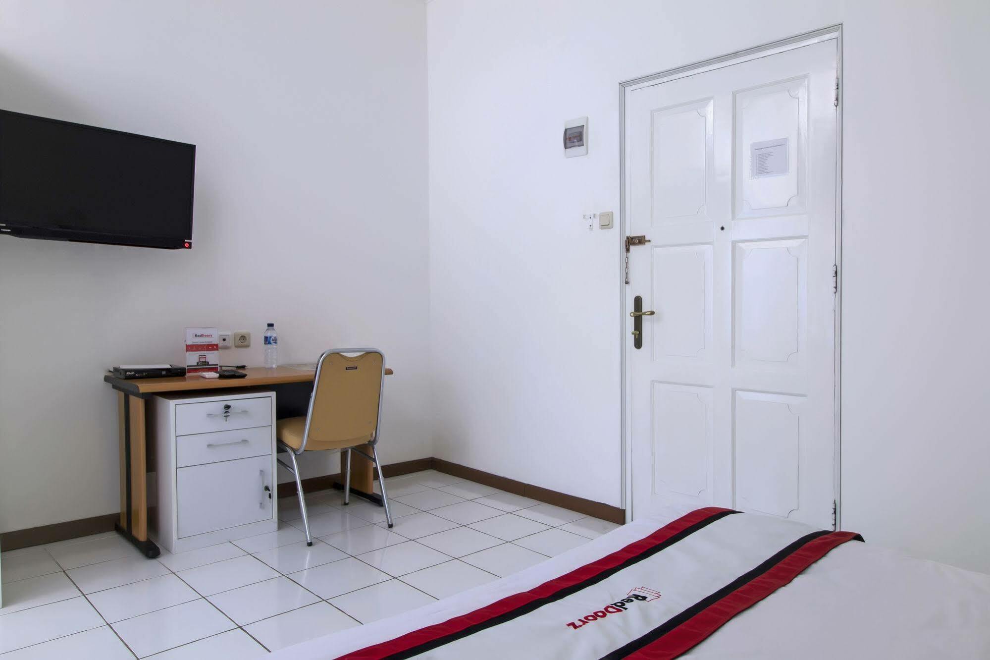 Reddoorz Plus @ Tendean Джакарта Екстер'єр фото