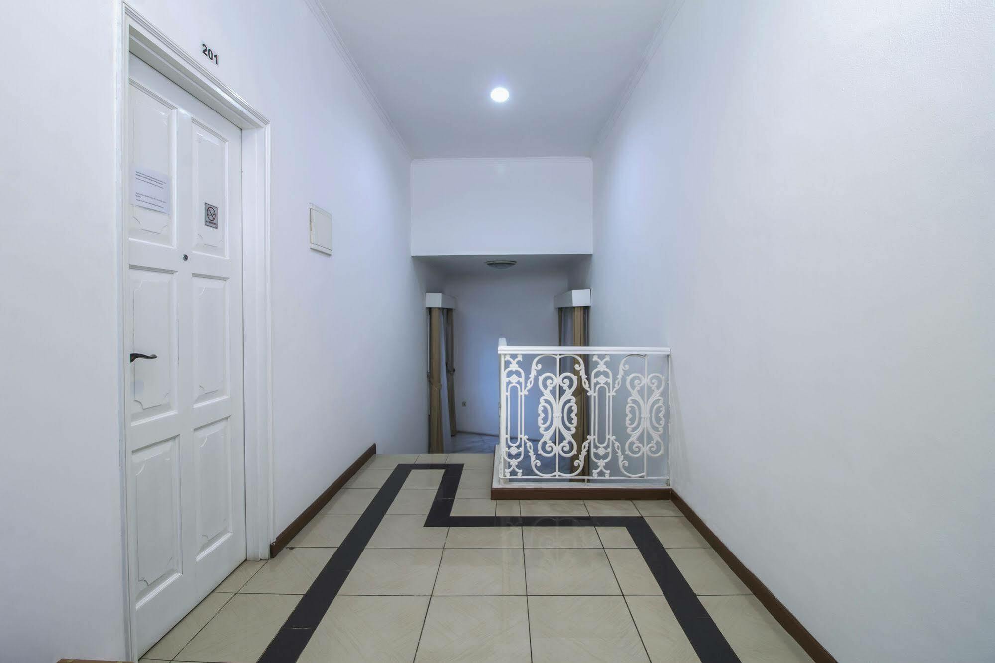 Reddoorz Plus @ Tendean Джакарта Екстер'єр фото